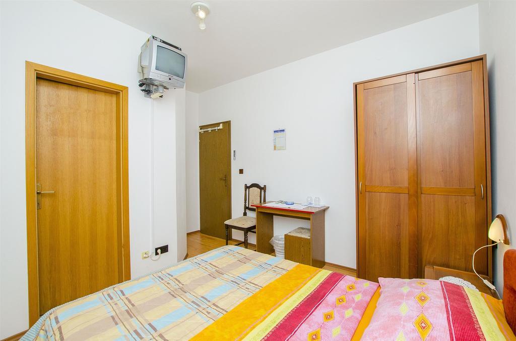 Apartments And Rooms Iva Trogir Exterior foto