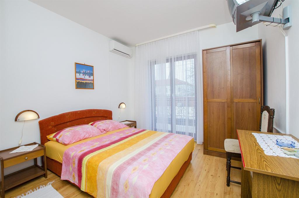 Apartments And Rooms Iva Trogir Exterior foto