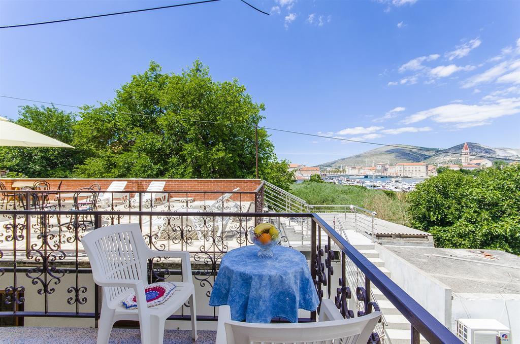 Apartments And Rooms Iva Trogir Exterior foto