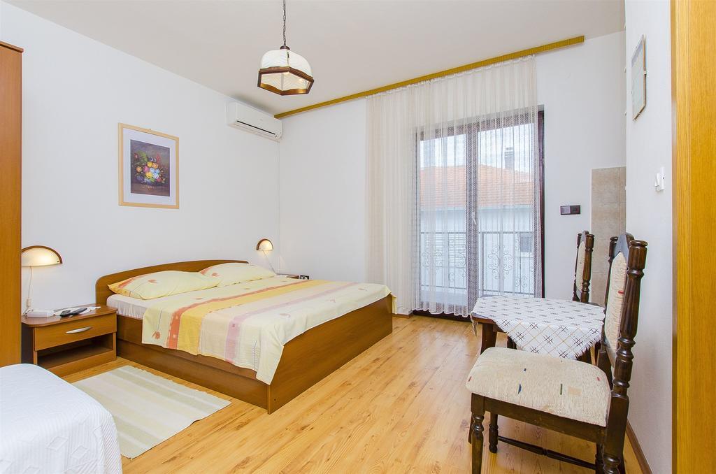 Apartments And Rooms Iva Trogir Exterior foto