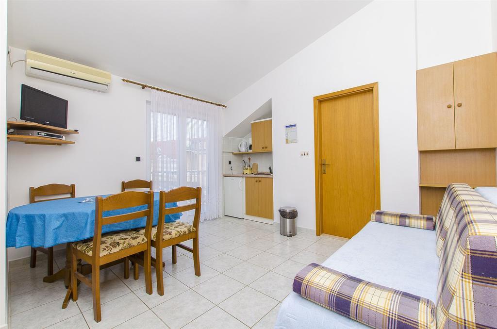 Apartments And Rooms Iva Trogir Exterior foto
