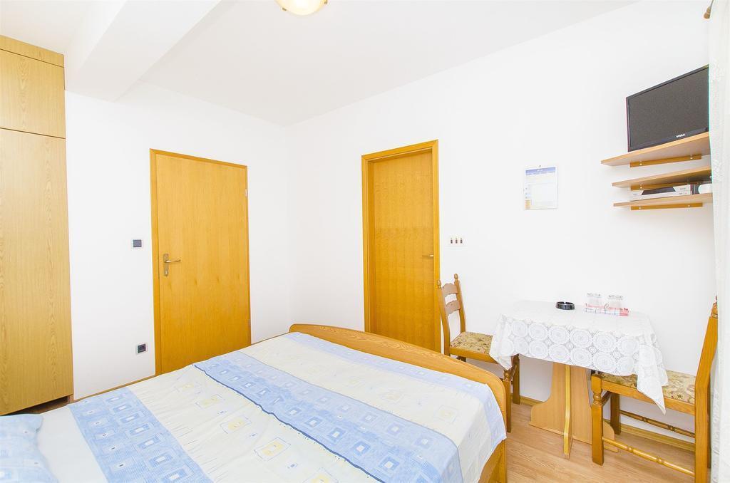 Apartments And Rooms Iva Trogir Exterior foto
