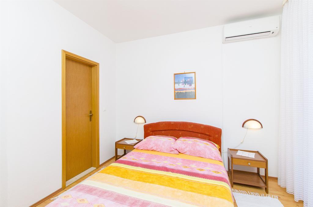 Apartments And Rooms Iva Trogir Exterior foto