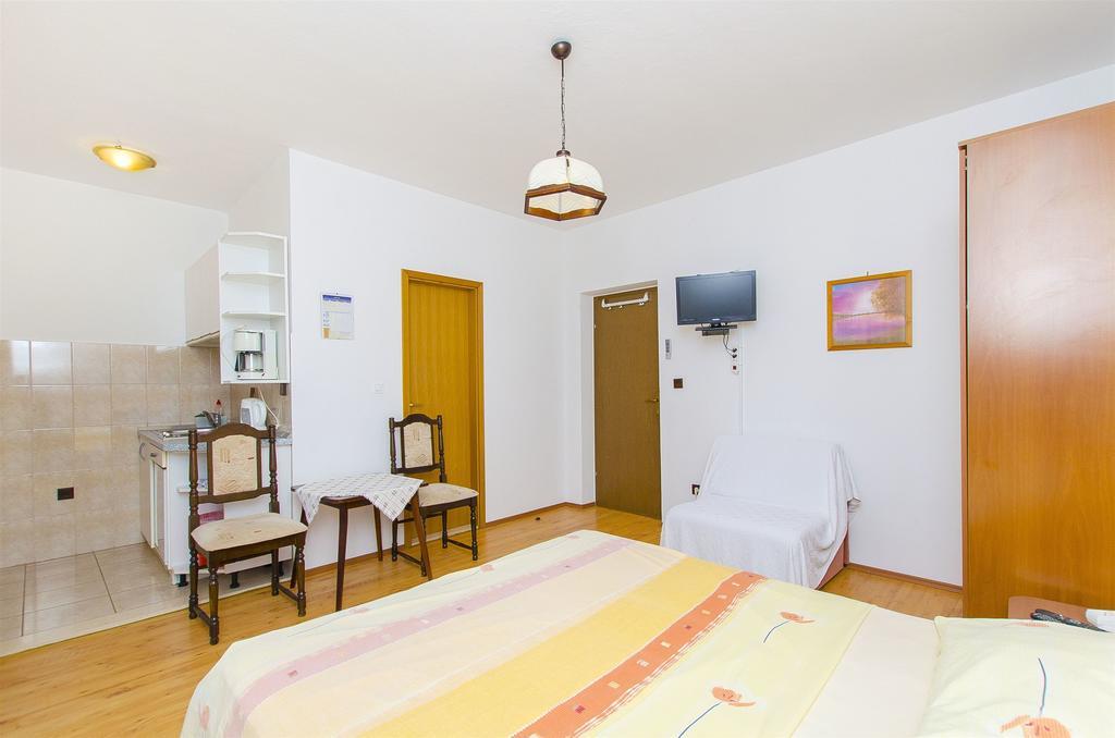 Apartments And Rooms Iva Trogir Exterior foto