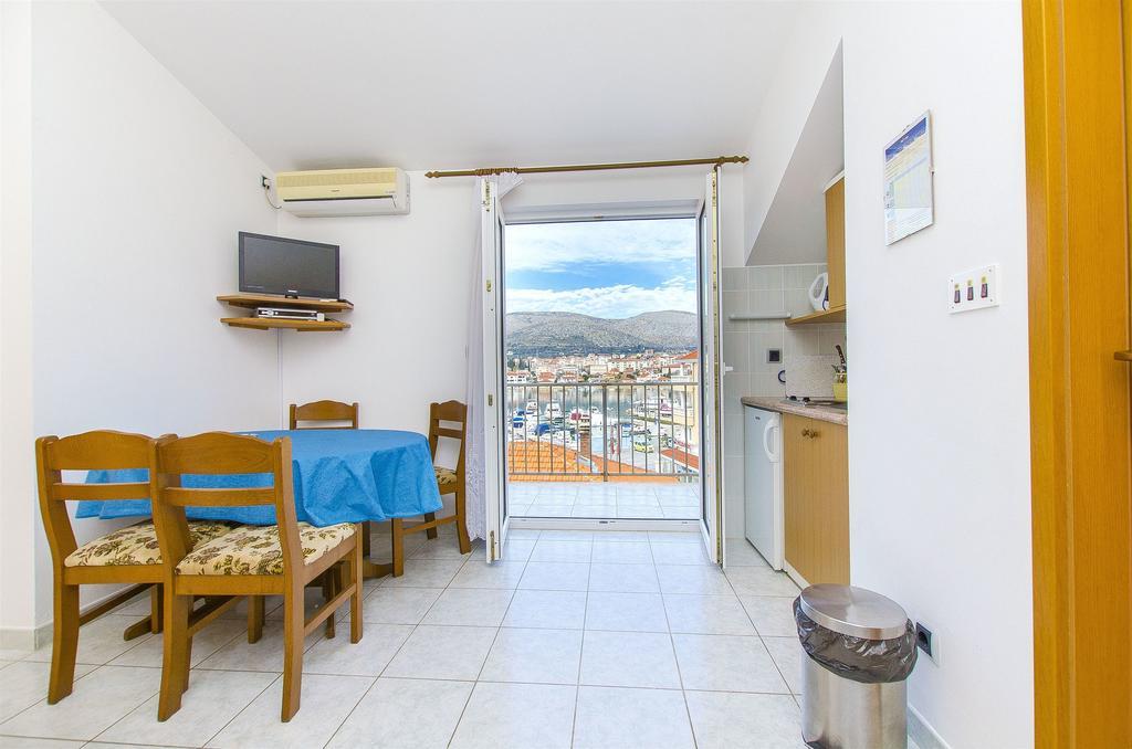 Apartments And Rooms Iva Trogir Exterior foto