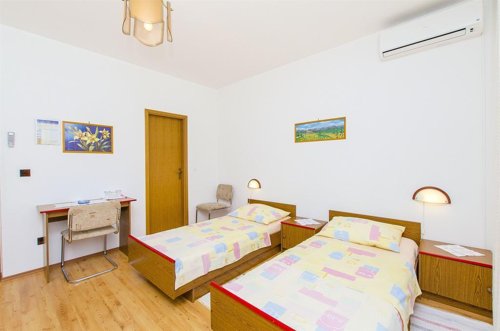 Apartments And Rooms Iva Trogir Exterior foto