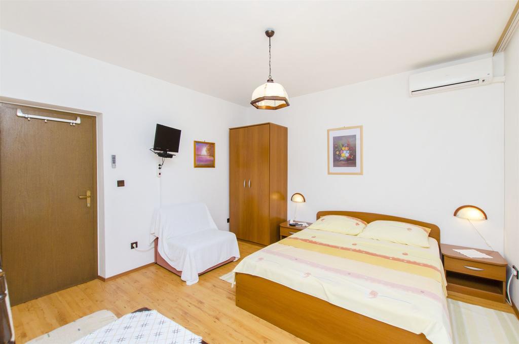Apartments And Rooms Iva Trogir Exterior foto