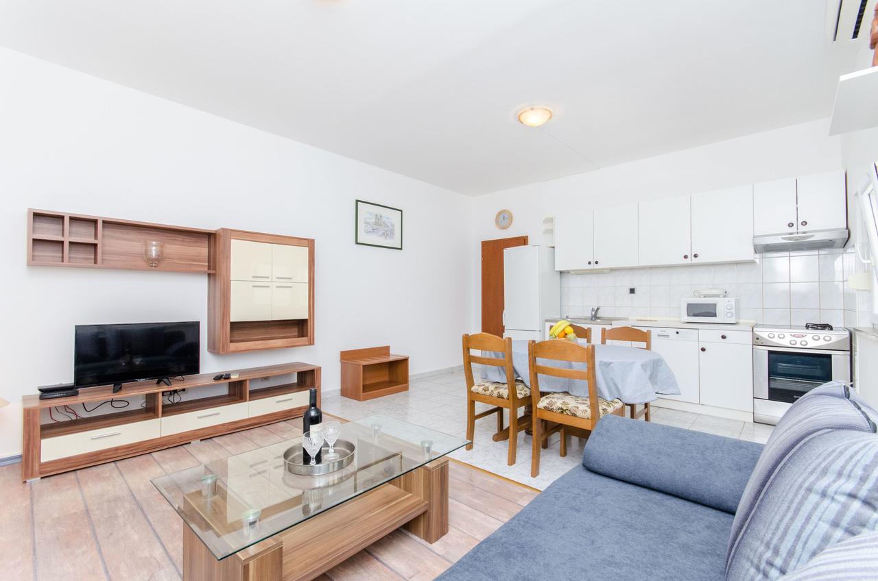 Apartments And Rooms Iva Trogir Exterior foto