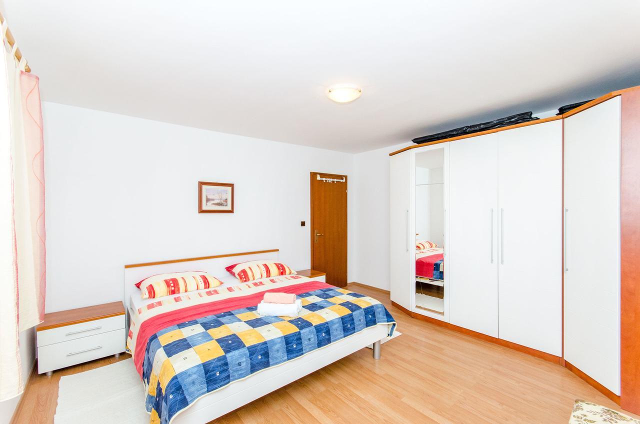 Apartments And Rooms Iva Trogir Exterior foto